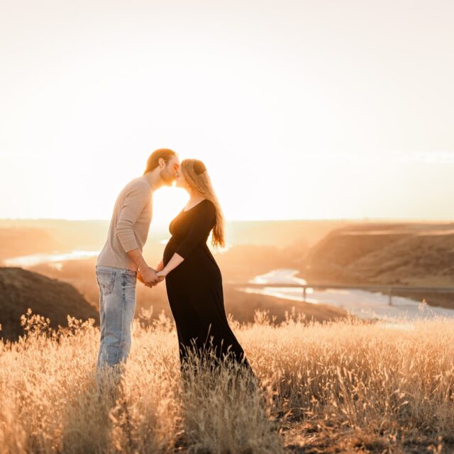 We're officially in the time of year when families have to decide between bedtime or golden hour for photos because some little ones do not appreciate cutting into bedtime. :)
While I have no problem shooting in broad daylight, there is just something about that golden, warm light of a good sunset.