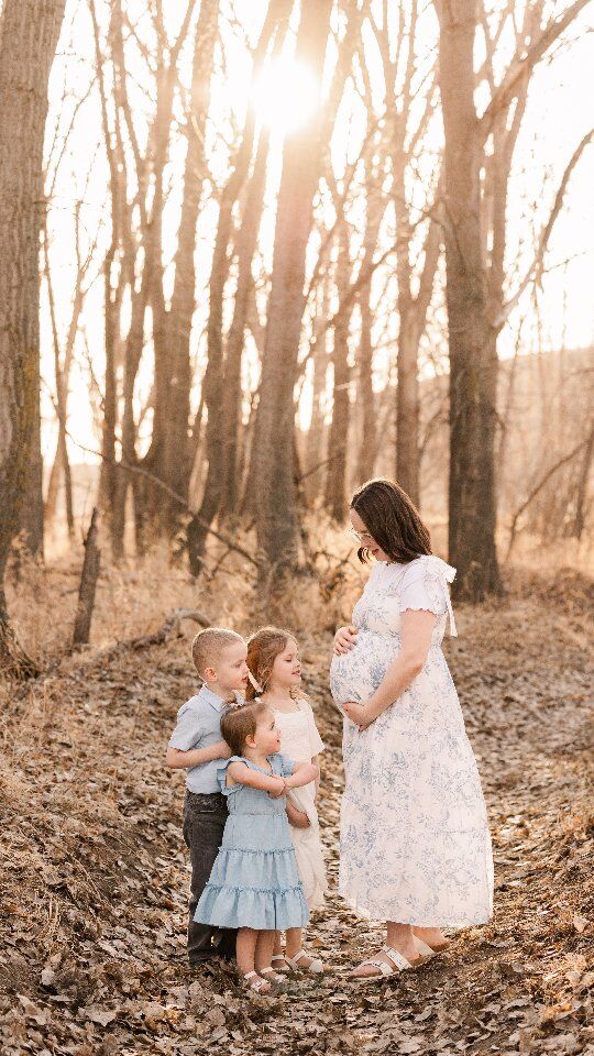 Happy Mother's Day to all you, beautiful moms!
 
I would have loved to feature every mom I've had in front of the lens, but I lack the time to put that together, so here are a few. 
I wish you all a beautiful Mother's Day. 💐